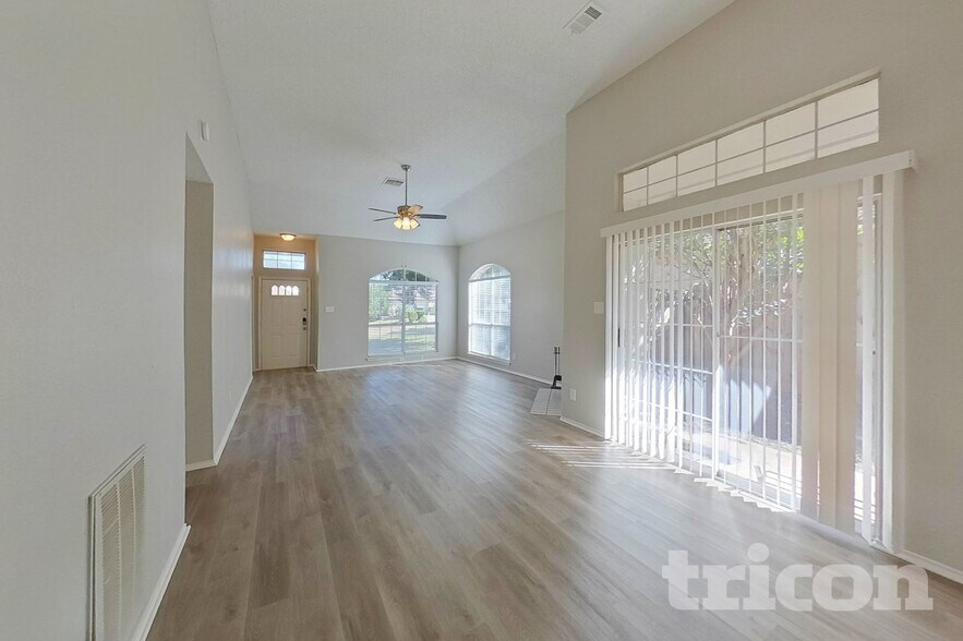 Building Photo - 805 Clover Hill Ln