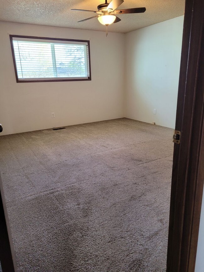 Building Photo - 3 bedrooms 2 bath