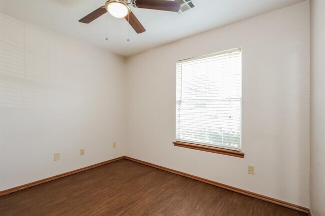 Building Photo - 1401 Nottoway Dr