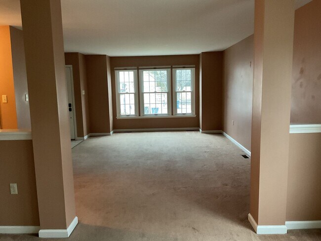 Building Photo - 11 Round Ridge Rd