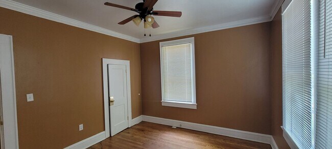 Building Photo - 1622 Christine Drive . Central air and hea...