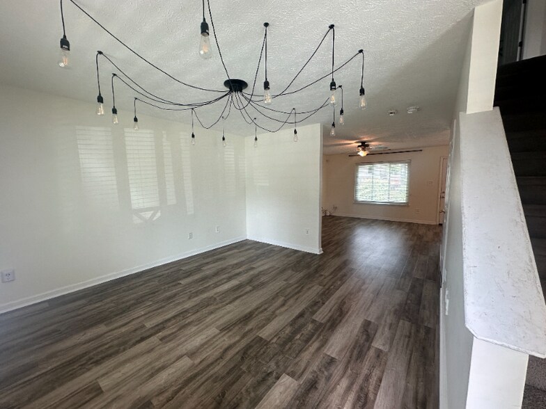 Building Photo - 910 Monitor Ct