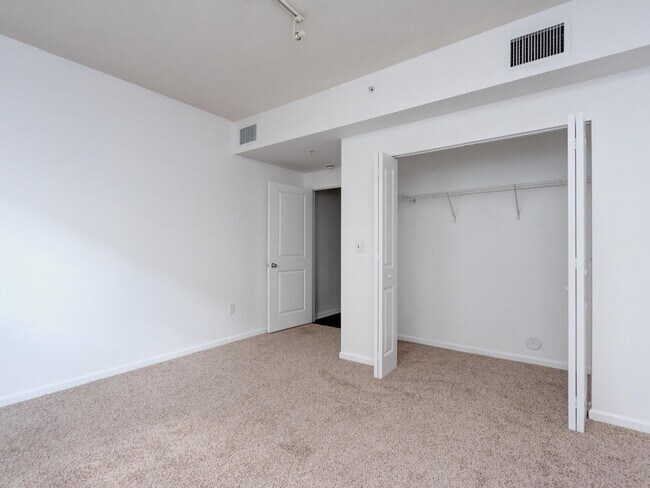 Building Photo - 5960 W Sample Rd
