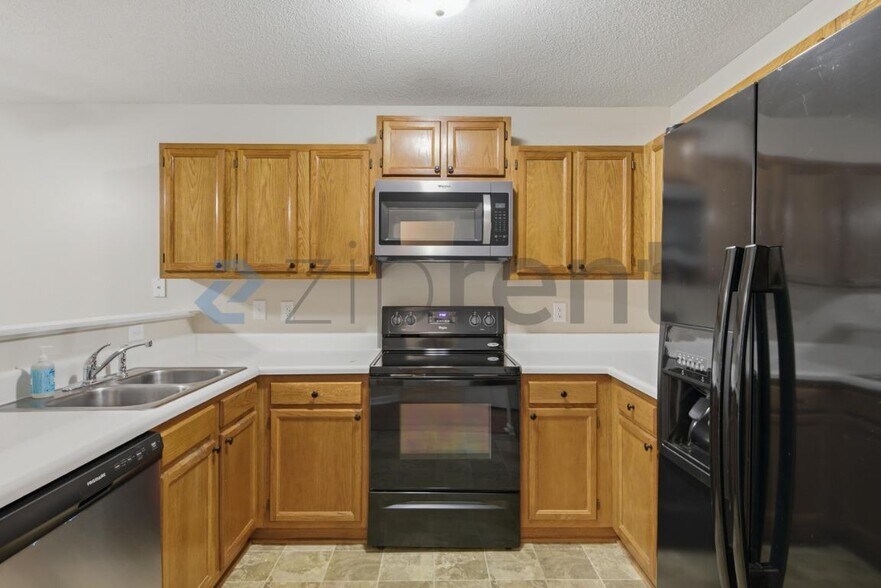 Building Photo - 10 Hartford Ct