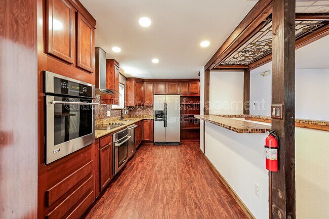 Building Photo - 287 Troy St