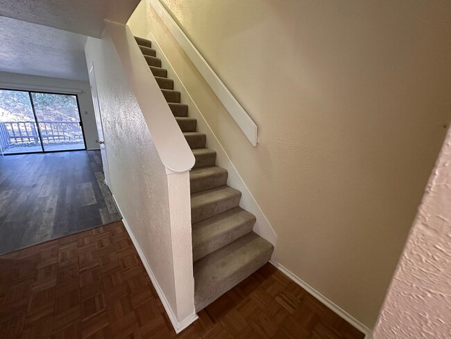 Building Photo - Spacious 2 story townhome in gated and gua...