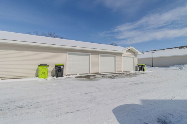 Building Photo - 1548 Simsbury St
