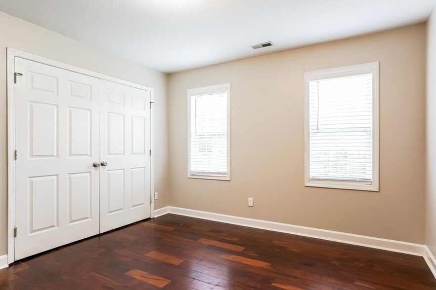 Building Photo - 4208 Knightsbridge Way