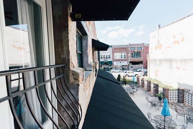 Building Photo - 202 E Main St