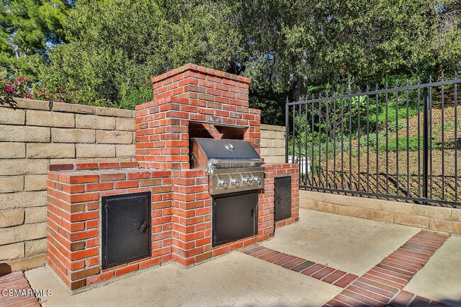 Building Photo - 270 Fox Hills Dr