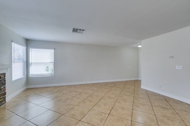 Building Photo - Charming 3 bedroom, 2.5 bathroom home near Summerlin