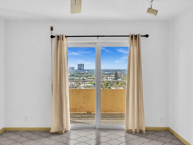 Building Photo - 900 NE 18th Ave