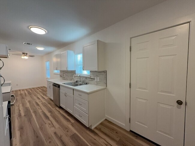 Building Photo - 1202 Valley View Dr
