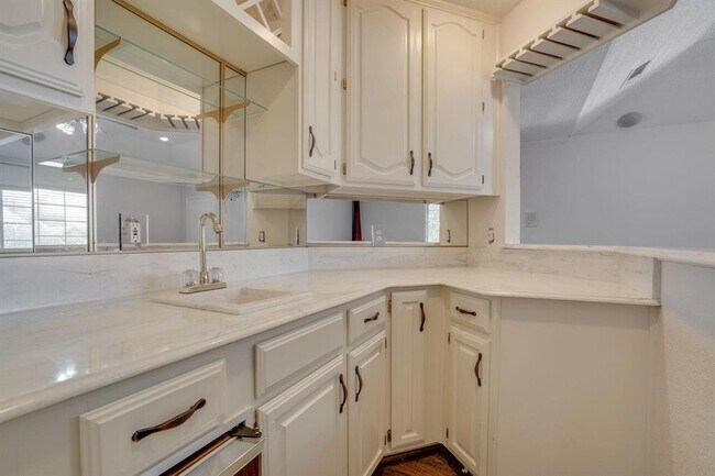 Building Photo - 2613 Brookside Dr