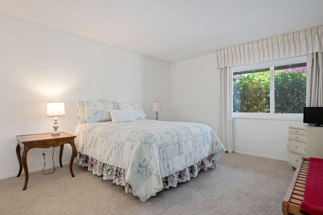 Building Photo - Beautifully updated two bedroom two bath in the heart of Santa Barbara!