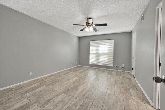 Building Photo - Beautiful home available in Castle Hills!