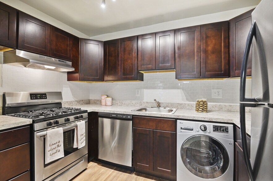 Building Photo - Cross Creek