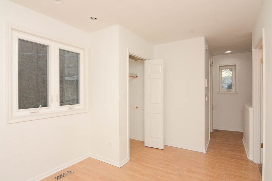 Building Photo - 849 W Fletcher St
