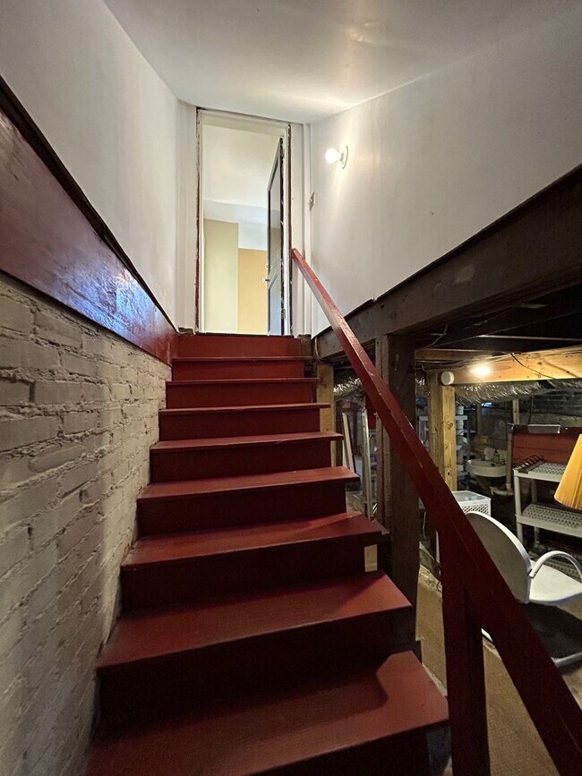 Building Photo - Central - Beautifully Restored and Updated Apartment