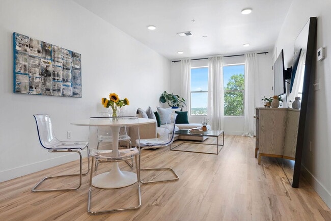 Building Photo - Top-Floor Denver Condo Offering Privacy, Views & Upgraded Appliances
