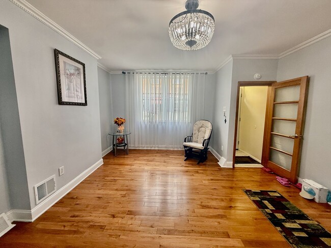 Building Photo - SPACIOUS & MODERN 3 BED/1.5 BA HOUSE w/ Central AC-HARDWOOD Flooring-WASHER/DRYER & Rear PATIO in...