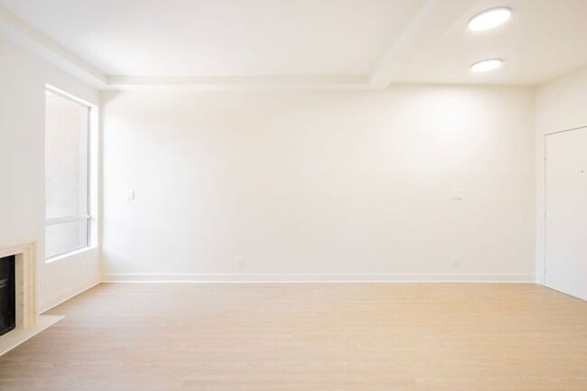 Building Photo - 1616 N Serrano Ave