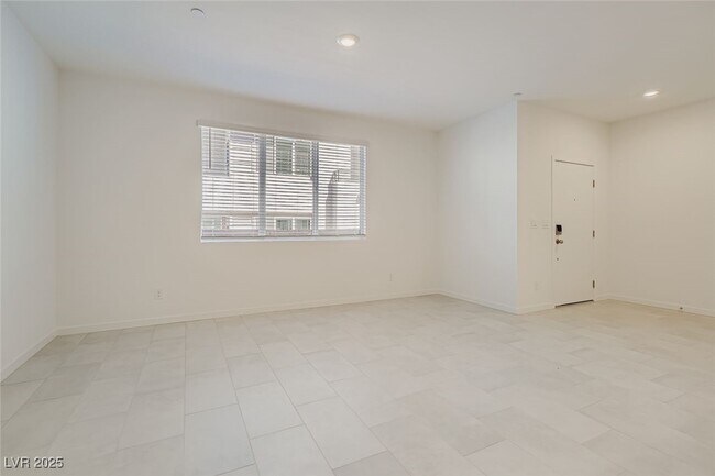 Building Photo - 1554 Maria Xing Ave
