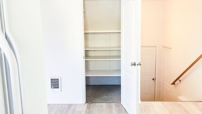 Building Photo - Beautiful 4 bedroom 3 bath townhouse w/att...
