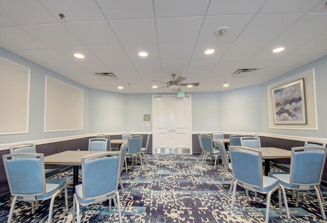 Building Photo - 5475 Verona Dr