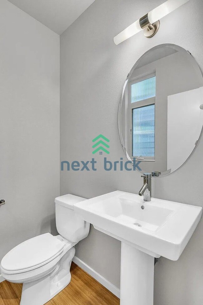 Building Photo - 3BR / 3BA Single-Family Home in Desirable Seattle Neighborhood