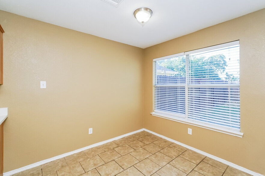 Building Photo - 1456 Pine Ln