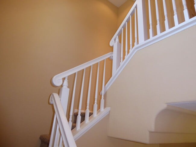 Building Photo - Conveniently located 3 BR, 3 Bath townhome in Coronado Ranch, close to everything.