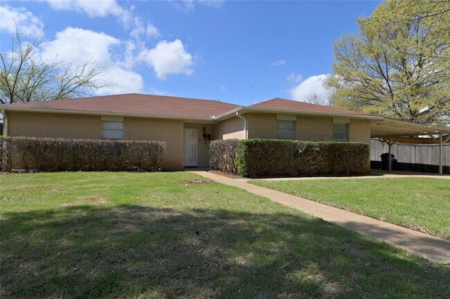 Building Photo - 112 Forestwood Dr