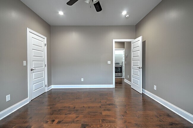 Building Photo - 4 Bedroom / 2.5 Bath Home  Kingsport, TN