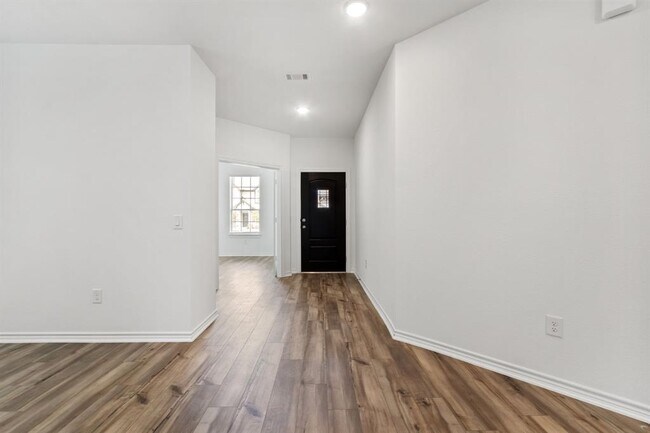 Building Photo - 15818 Dove Holw Dr