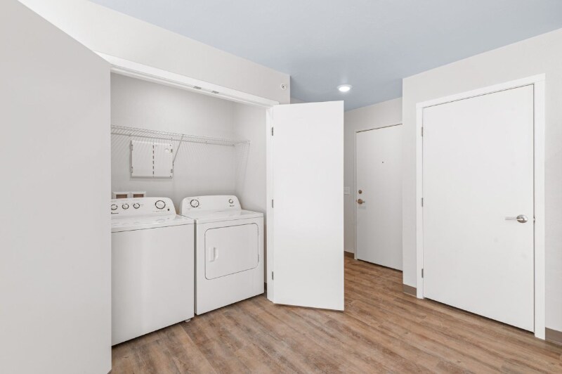 Building Photo - 352 Deschane Ave