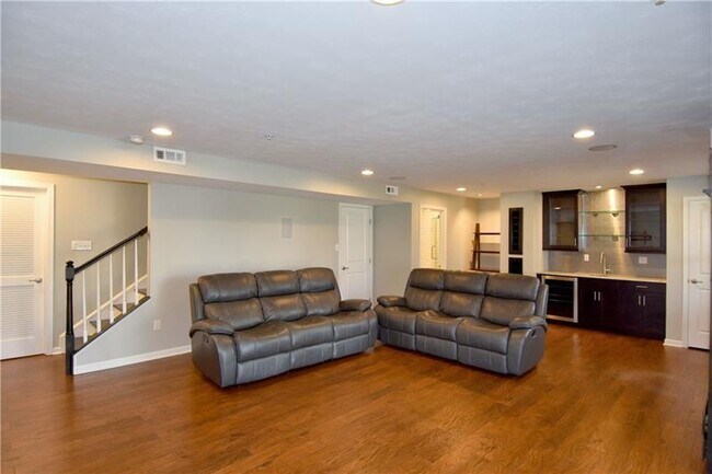 Building Photo - 616 Edison Dr