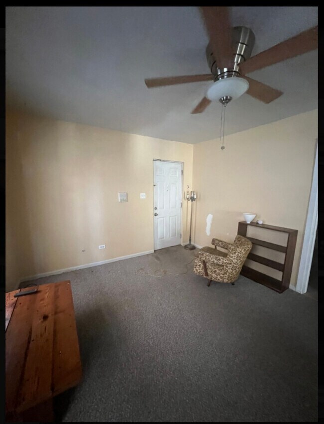 Building Photo - 821 N Hermitage Ave