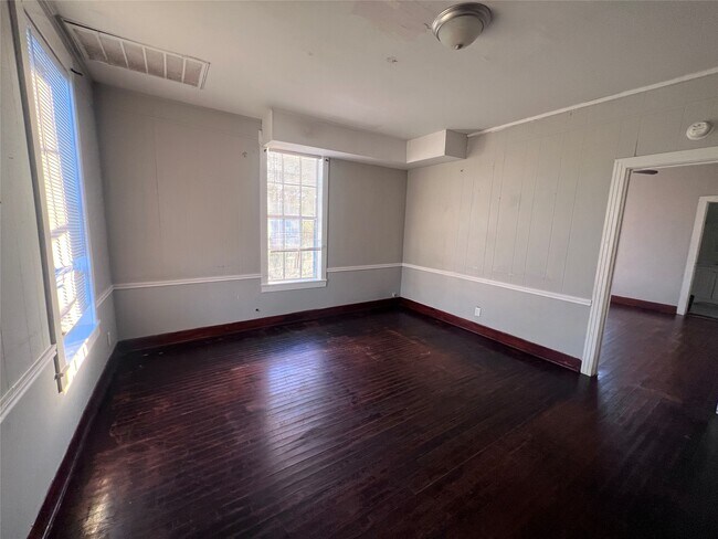 Building Photo - 621 Harrison Ln