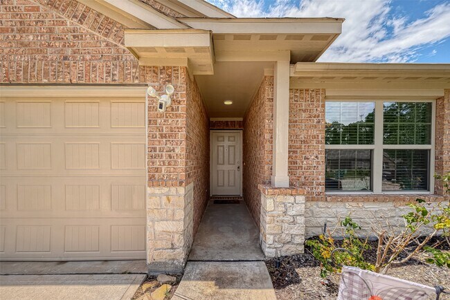 Building Photo - 14004 Lake Cres Dr