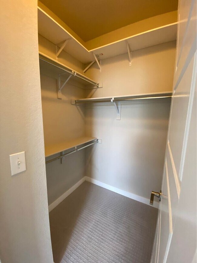 Building Photo - 612 E Hinsdale Ave