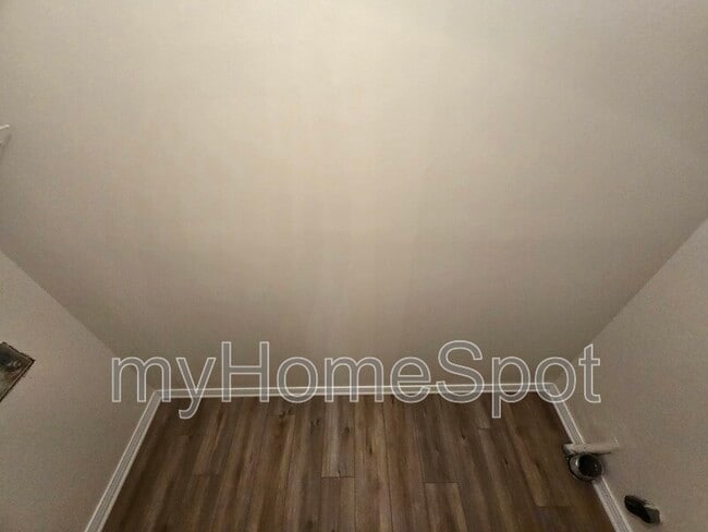 Building Photo - 8430 Country Walk Dr