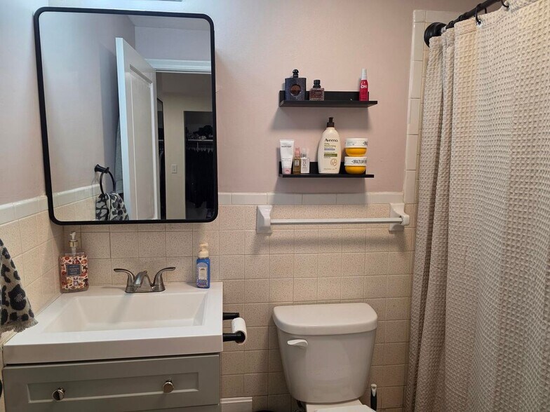 Building Photo - 5 Lancelot, 5