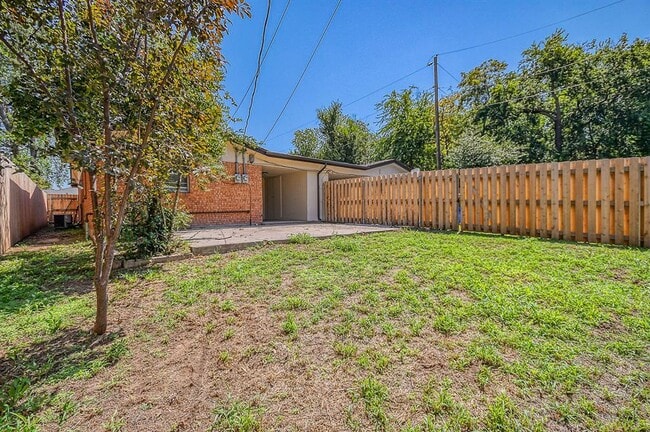 Building Photo - 1926 Cherokee Ln