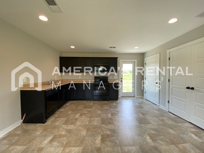 Building Photo - Home for Rent in Talladega, AL!!! Available to View!