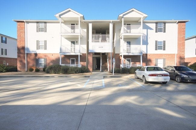 Building Photo - Broad Trace Apartments