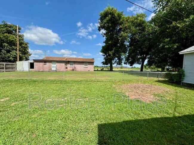 Building Photo - 319 E Dawes Ave