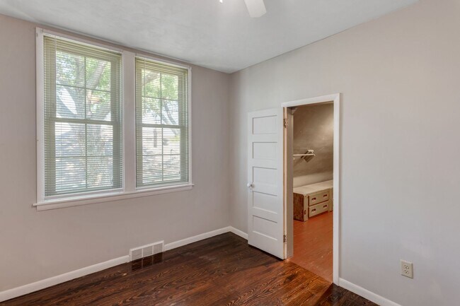 Building Photo - 4205 Pacific. Available June 2026.  3 bedroom, 2 bath, 2.5 car garage.  Does not qualify for gove...