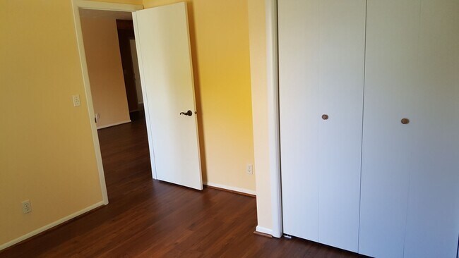 Building Photo - 216 Hemlock St N