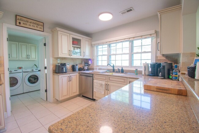 Building Photo - 2 Bedroom 2 Bathroom with Optional Bonus in Haymount